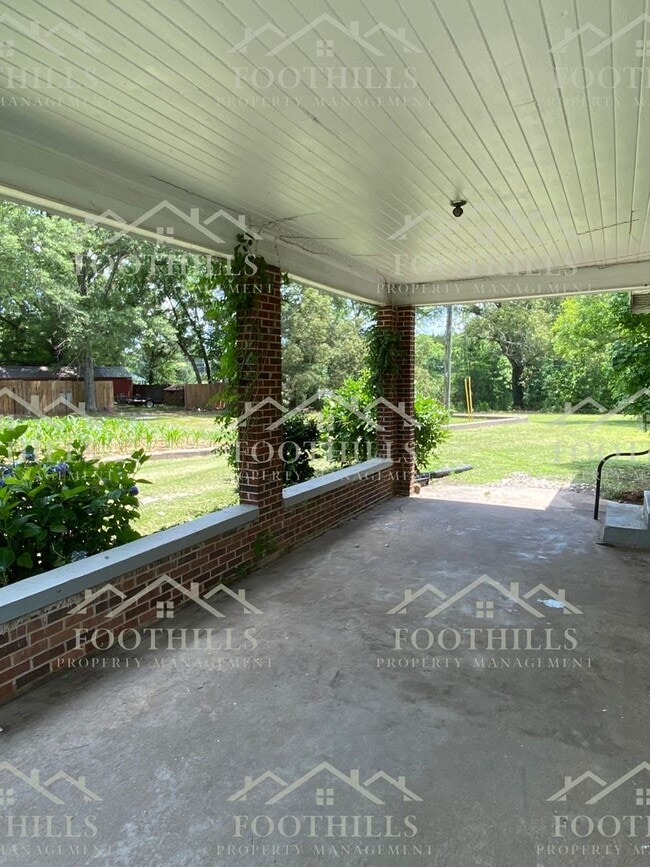 Building Photo - Amazing Charm with this 3 Bedroom/ 2 Bath ...