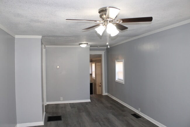 Foto del edificio - Cozy 3-bedroom, 1 full bath with vanity home located in Kansas City, MO.