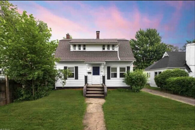 Building Photo - Cozy farmhouse w/ king bed close to airport