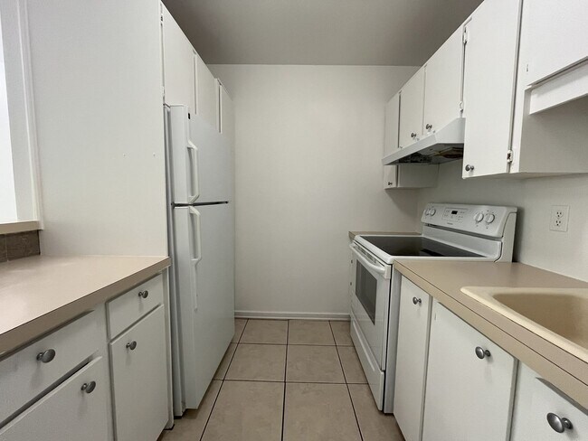 Building Photo - 1Bd/1Ba Condo in West Haven/Sylvan w/ Carp...