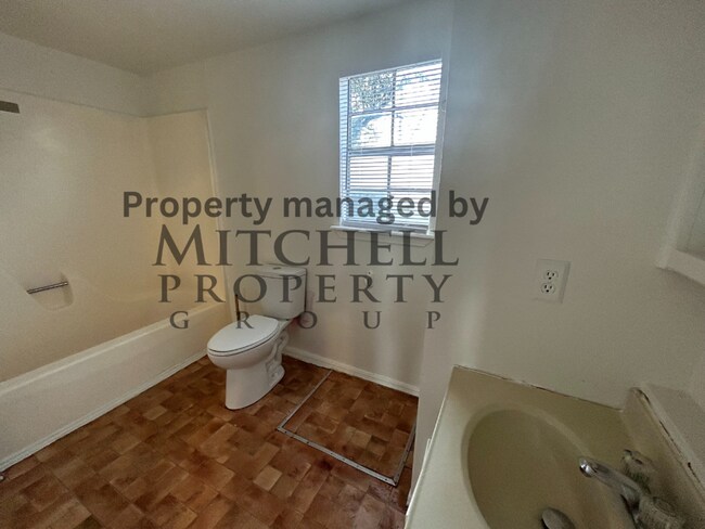 Building Photo - Cute 2 bedroom 1 bath with a garage!