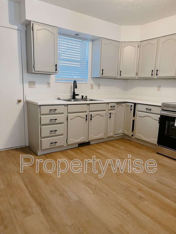 Building Photo - 770 N Main St