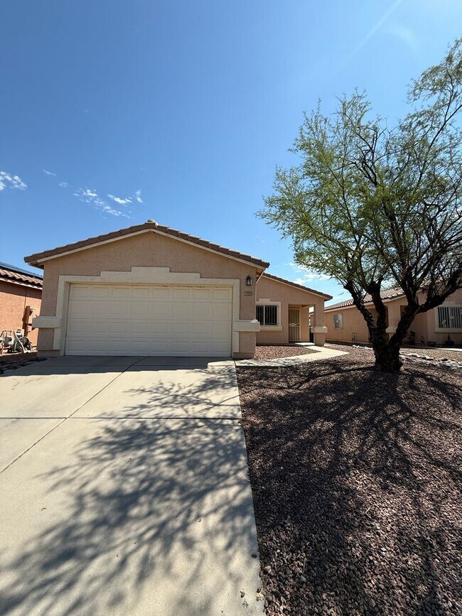 Building Photo - NEW CARPET! 3 Bed / 2 Bath Single Family H...