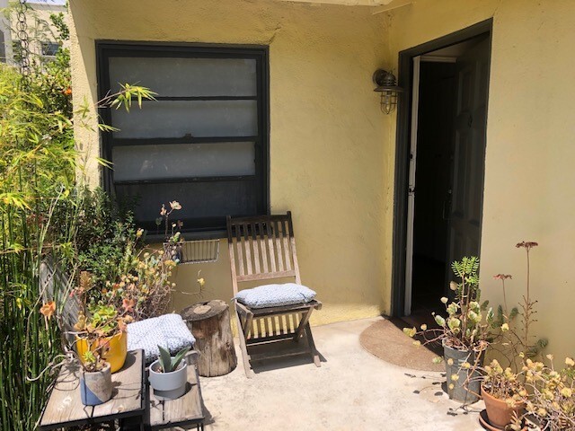 Front Patio - 810 N Las Palmas Ave