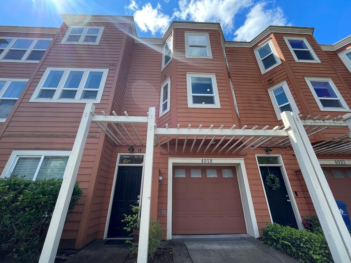 Primary Photo - South Portland 2Bd/2.5Ba 3 Level Home ~ Wa...