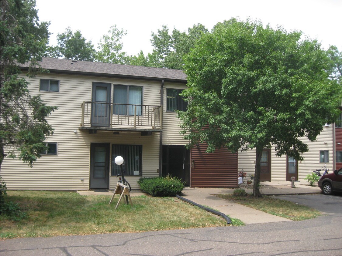 557 E Park Ave, Chippewa Falls, WI 54729 Townhome Rentals in Chippewa