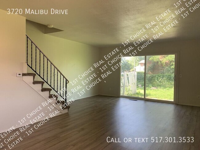 Building Photo - 3-BDR 1.5-BTH Duplex w/ Basement & Garage