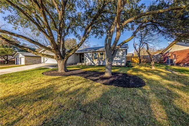 Building Photo - 2202 Donna Dr