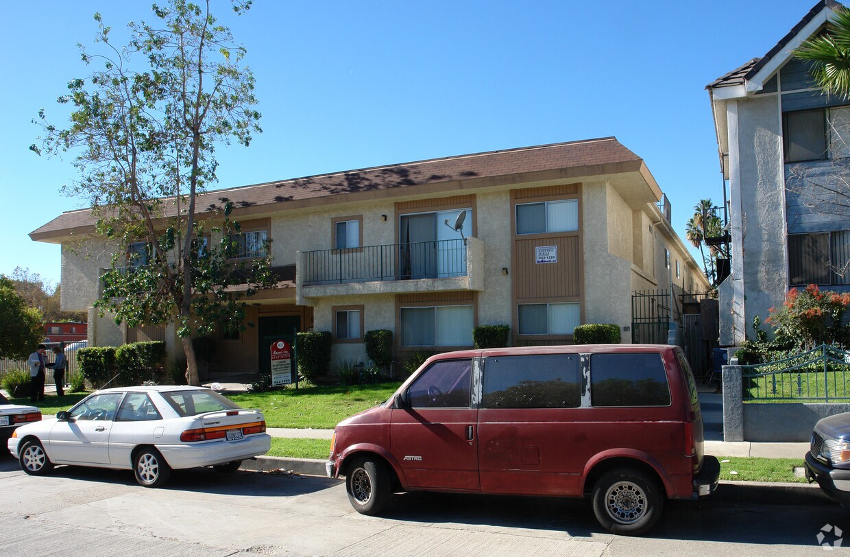 Edificio - 9023 Burnet Avenue Apartments