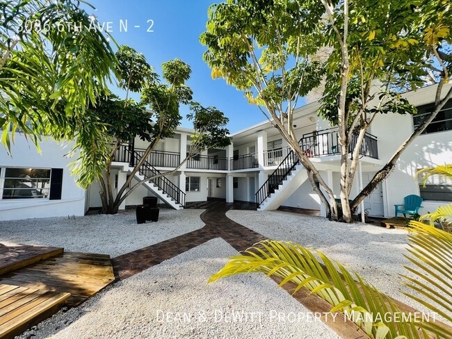 Building Photo - 2 Bed/1 Bath - Unit 2