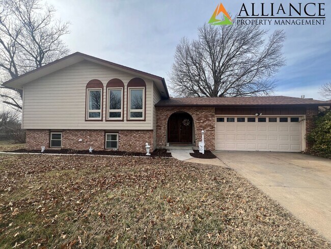 Foto del edificio - Beautiful Home with Easy Access to Ft. Riley!