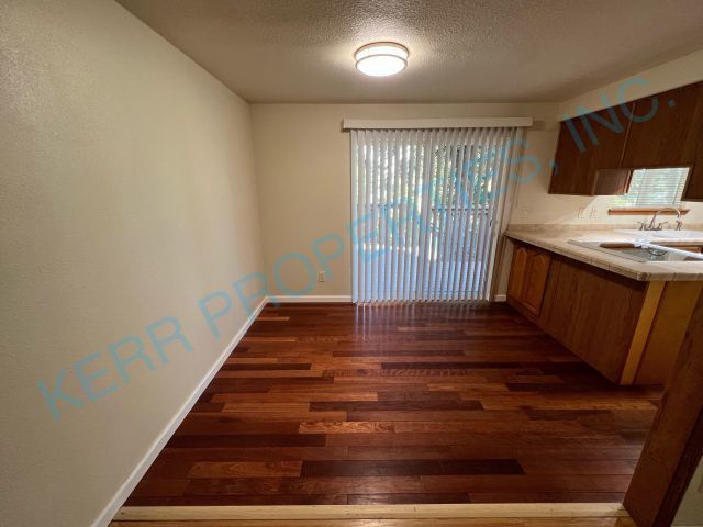 Building Photo - Charming 2-Bedroom Multiplex in Gresham – ...