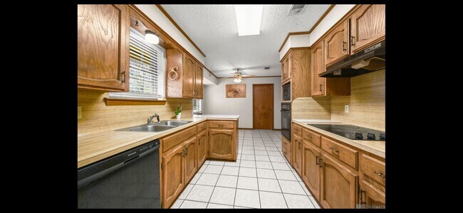 Foto del edificio - 14522 Chimneywood Ave