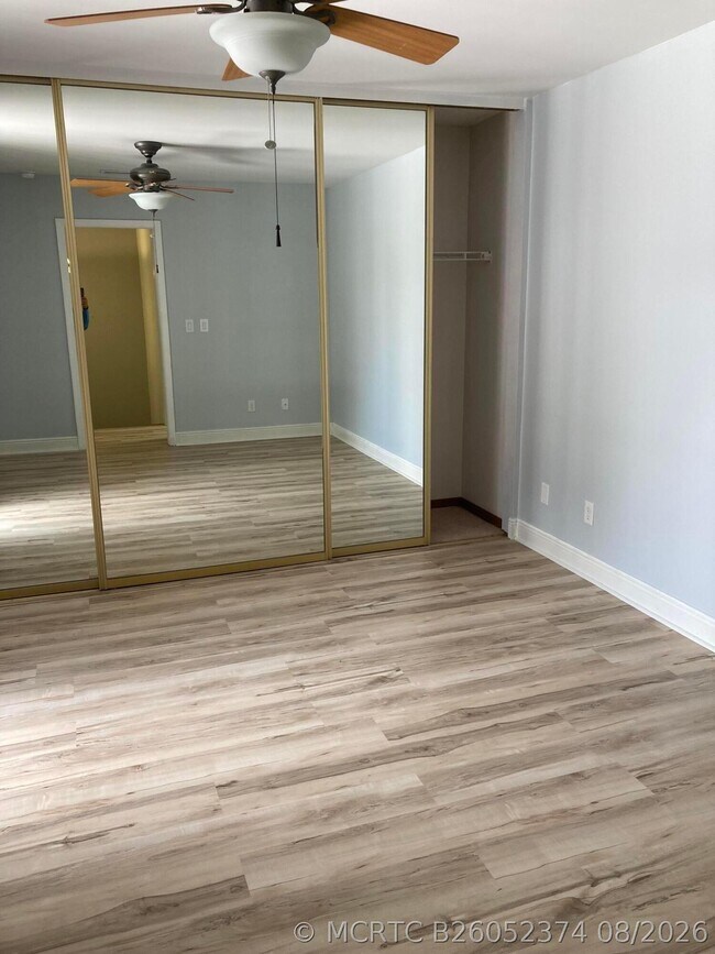 Building Photo - 303 SE Castle Ct
