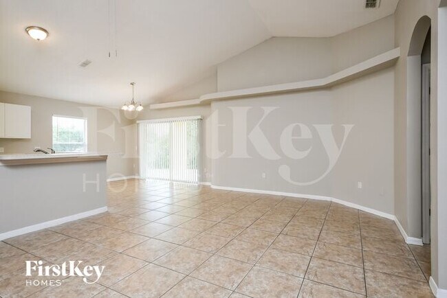 Building Photo - 524 Royal Ridge Dr