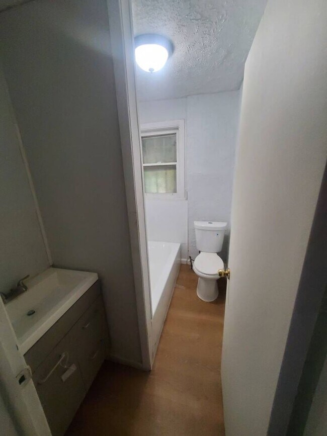 Foto del edificio - Charming 3-Bedroom Property in Prime Locat...