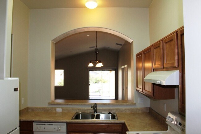 Foto del edificio - Sun-Drenched 3BR Tucson Residence with Expansive Backyard & Covered Patio