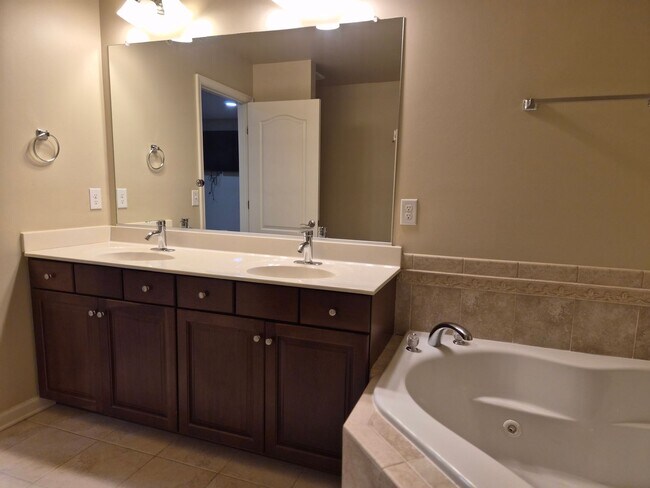 Building Photo - POTOMAC CLUB - WOODBRIDGE - GATED COMMUNITY WITH POOL, TENNIS AND MUCH MORE!