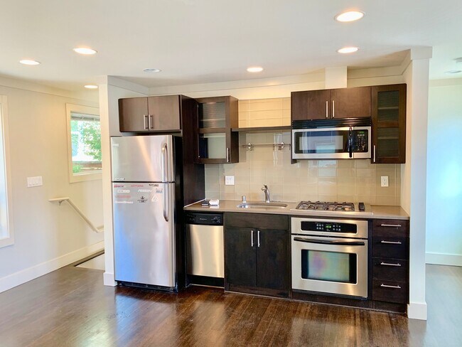 Foto del edificio - Beautiful Water View 2 Bed Home in Queen A...
