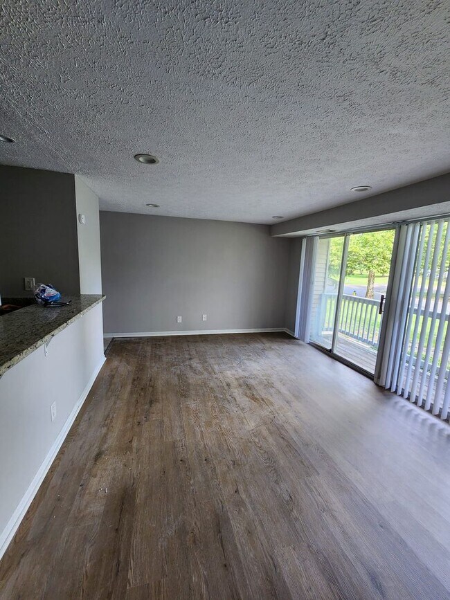 Foto del edificio - Charming 2-Bedroom, 1-Bath Apartment in Si...