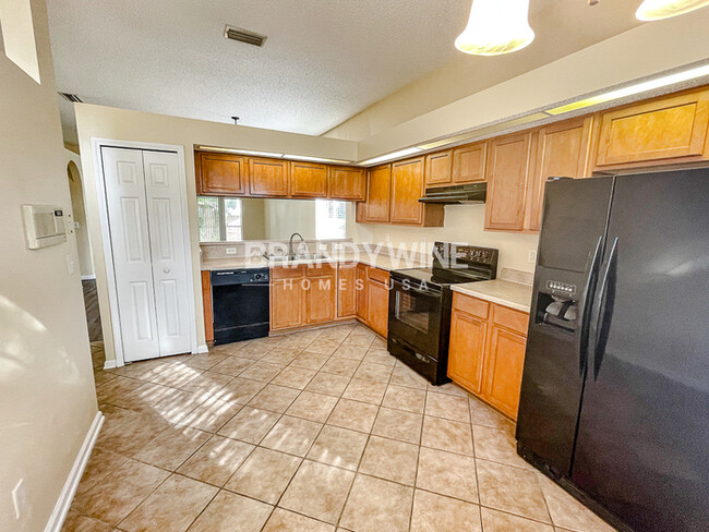 Building Photo - 1/2  MONTH FREE RENT