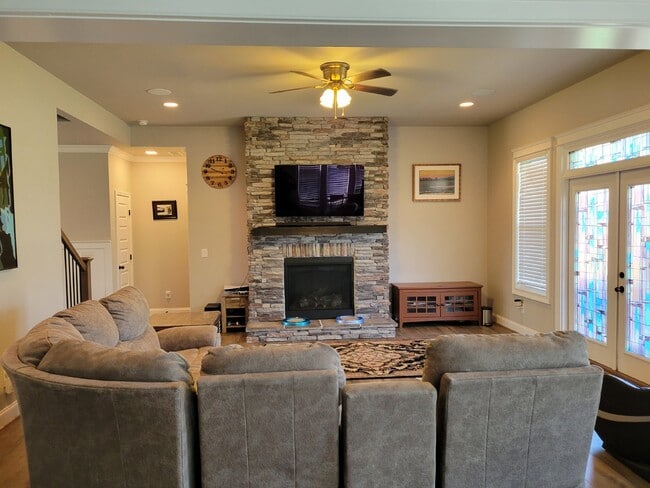 Building Photo - Luxury Frank Batson 4 Bedroom Home