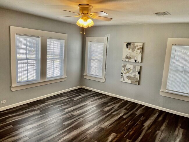 Foto del edificio - 106 N Eastwood St