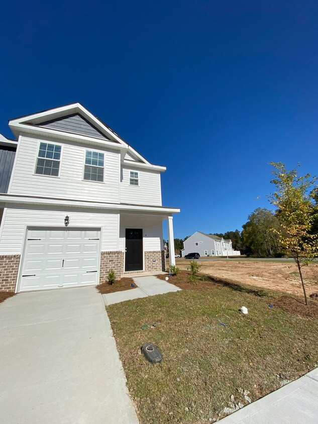 Foto principal - Townhome with garage