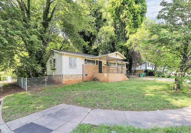 Building Photo - 2520 Thornton Rd