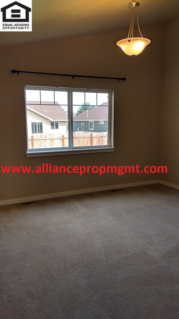 Building Photo - Spacious 3 bedroom house with fenced back ...