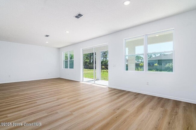 Building Photo - 1398 Saxony Rd SW