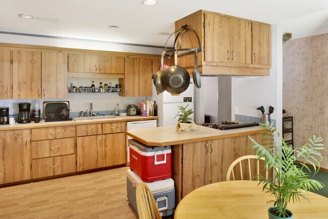 Foto del edificio - Preleasing Now! Available early August! 7 Bed, 2.5 Bath House!