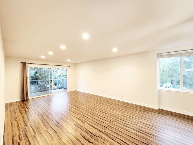 Foto del edificio - top floor, two bedroom with large balcony