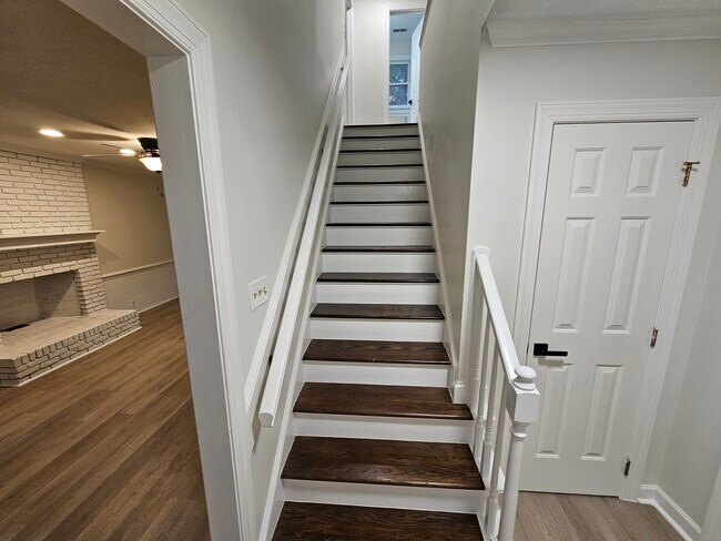 Building Photo - 623 Elmwood Ct