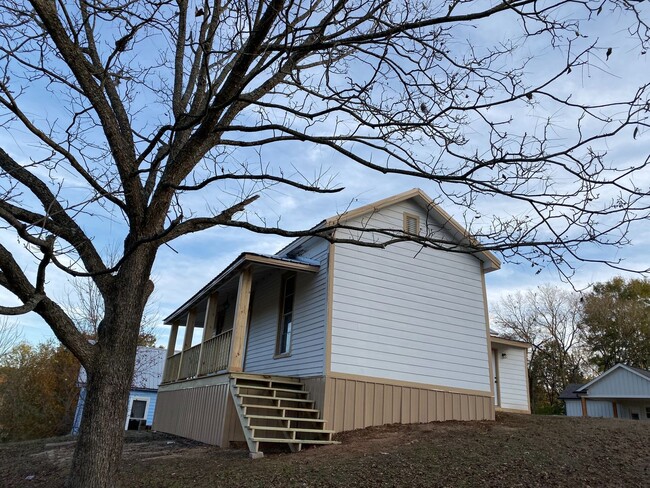 Building Photo - 2 bedroom 1 bathroom cottage style house i...