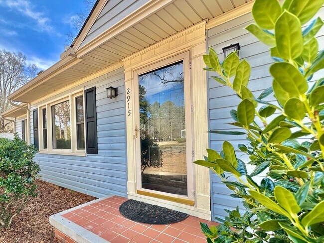 Foto del edificio - Updated Single-Level 3BD Home in Durham | Large Deck & Patio | Minutes to Duke & I-85