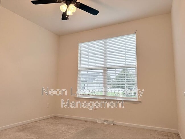 Foto del edificio - 214 Redstone Ct