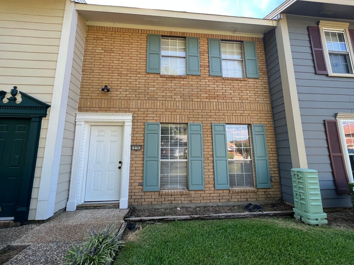 Primary Photo - BEAUTIFUL TOWNHOME WITH COMMUNITY POOL AND...