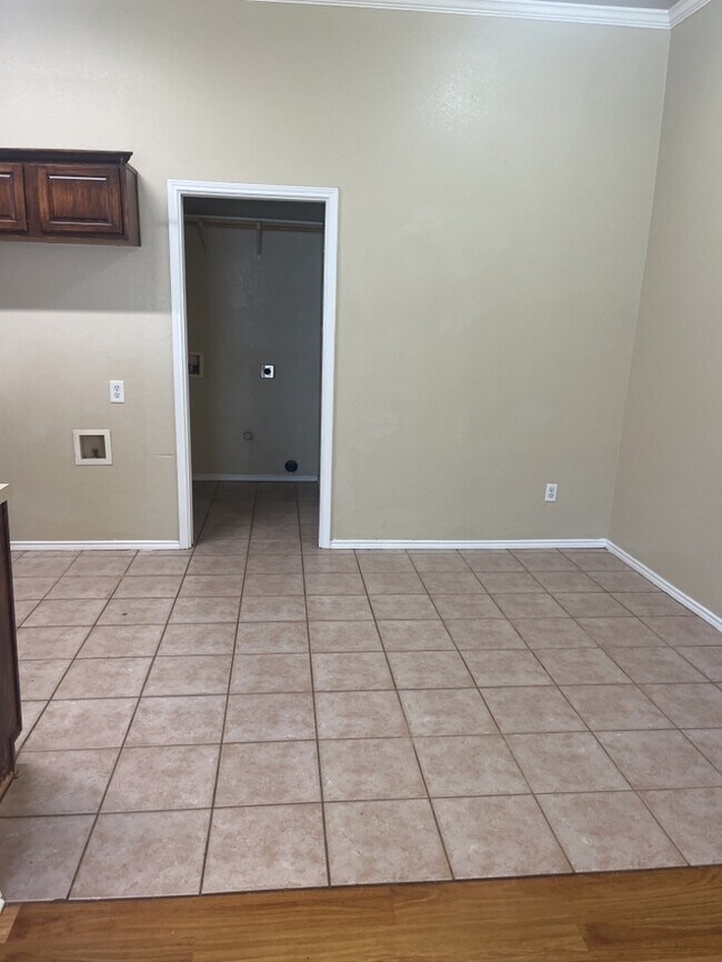 Foto del edificio - 3 Bedroom 2 bath Duplex! Curtis elementary...