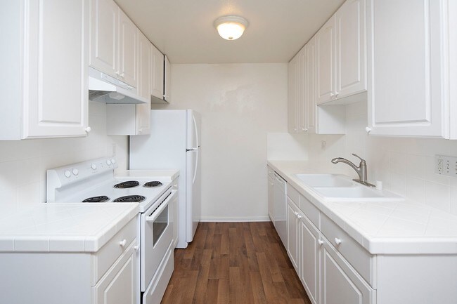 Foto del edificio - Large 2BR in Pacific Beach w/ a Fireplace and 2 Parking Spaces!