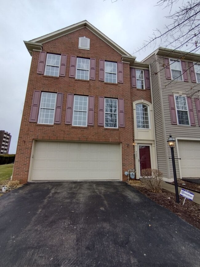 Building Photo - Large 3 Bedroom 2.5 Bathroom Townhouse wit...
