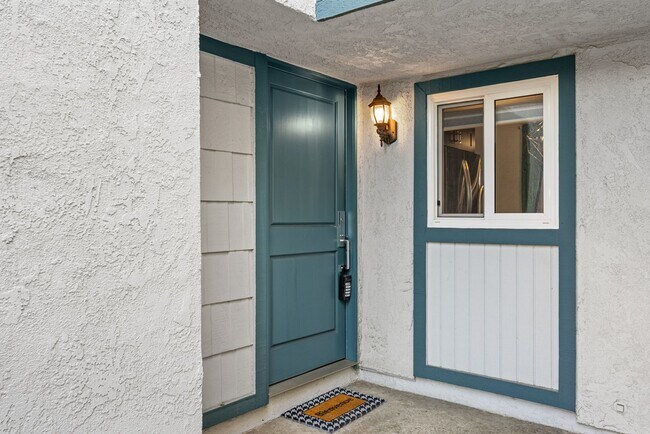 Foto del edificio - Charming, Light-Filled 2-Bed / 2.5-Bath Townhome with Private Yard & Garage Parking