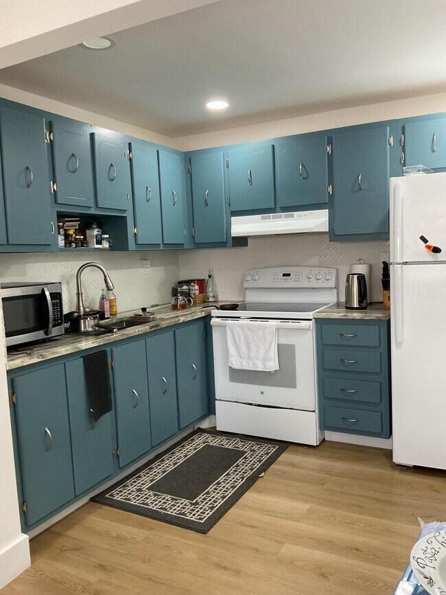 Building Photo - 473 Capri G