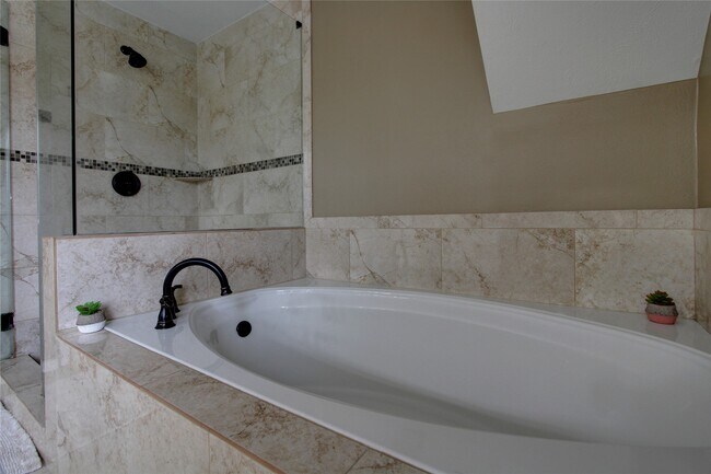 Foto del edificio - 6002 Thom Rd