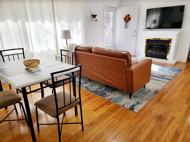 Foto del edificio - 8000 Maplewood Dr