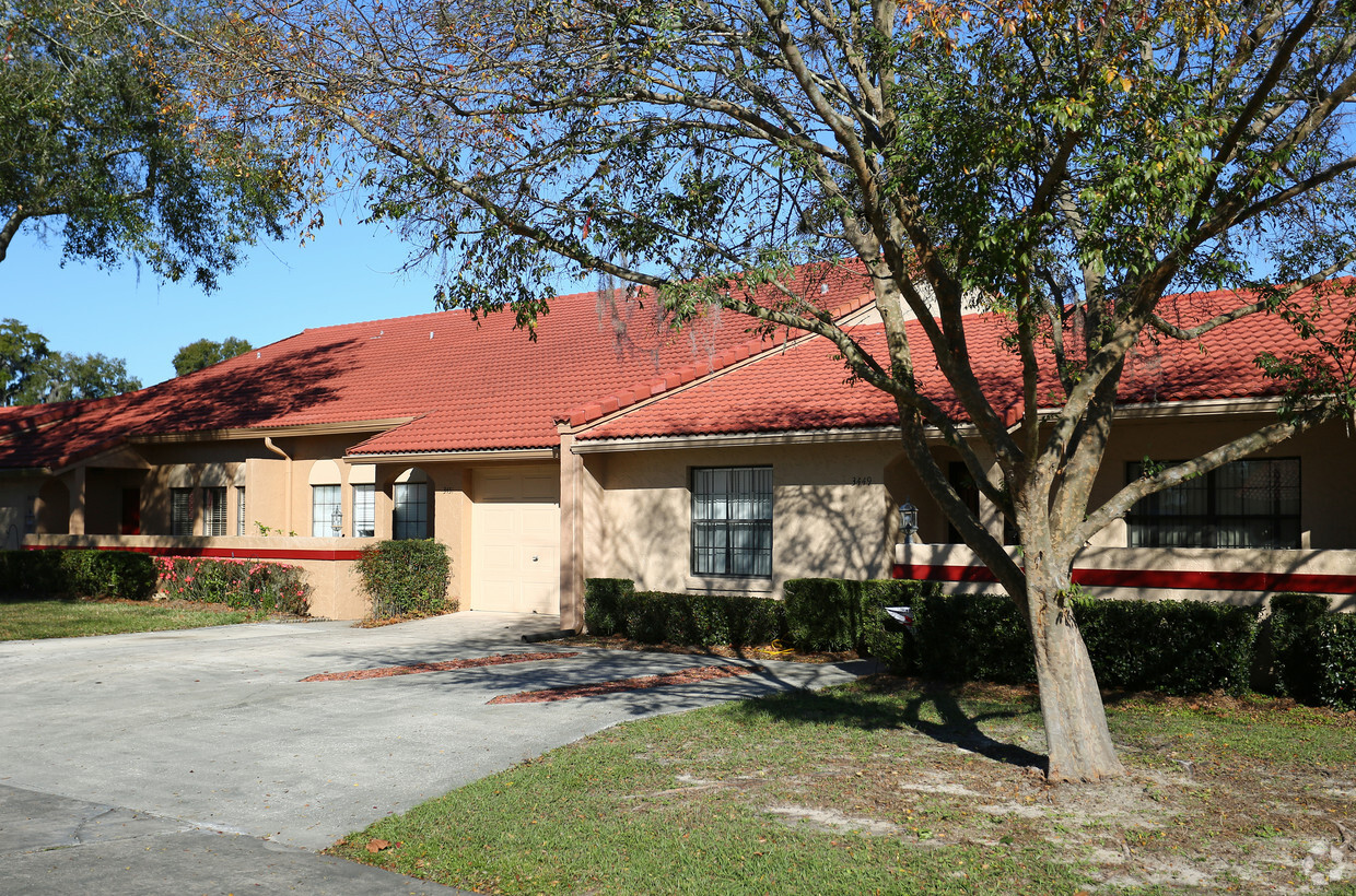 Building Photo - Paddock Villas