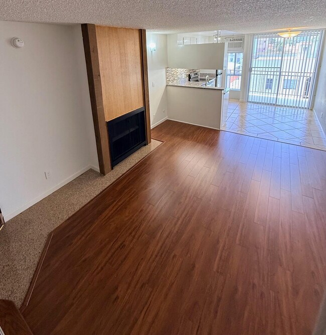 Apartamento 31 - Sala de estar - 659 S Cloverdale Ave
