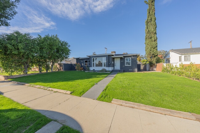 Building Photo - 14947 Chatsworth St