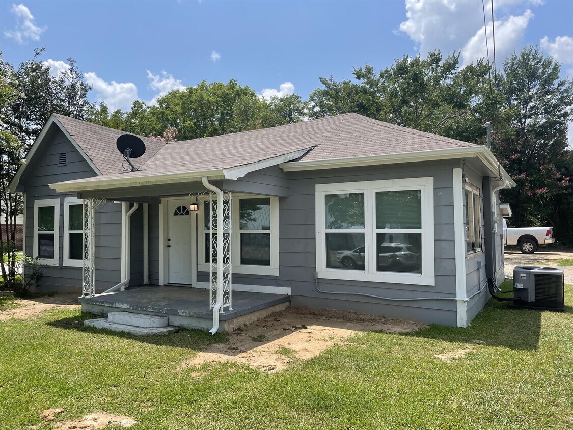Primary Photo - 211 N Waldrip St