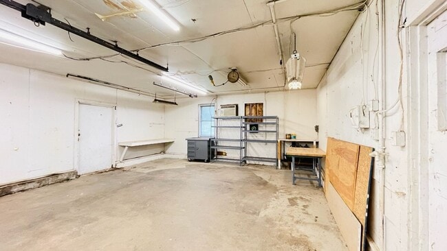 Building Photo - 1210 Farmington Ave